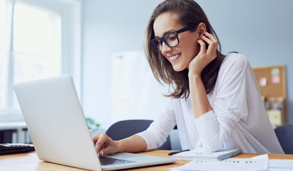 professionalisering-laptop-vrouw-bril